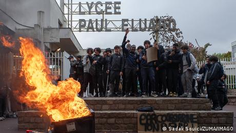 Πανεκπαιδευτική κινητοποίηση:Κατεβάζουν ρολά και καλύπτουν βιτρίνες στη Βουκουρεστίου